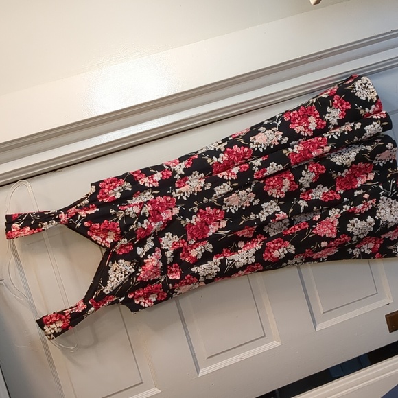 White House Black Market Dresses & Skirts - White House Black Market Floral Dress Size 10